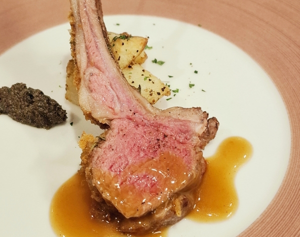 ラムのローストと新じゃが